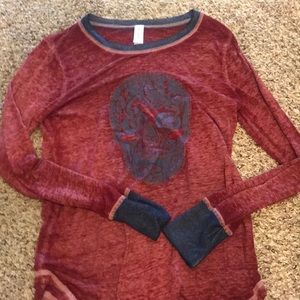 Long sleeve shirt with skull